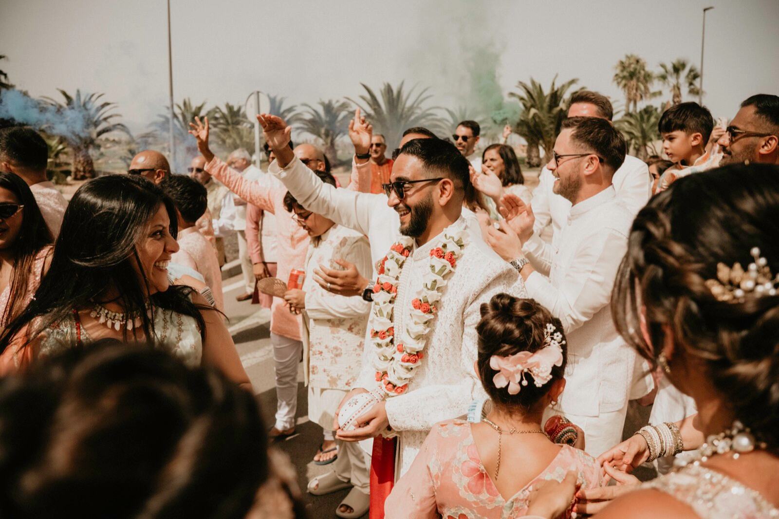 Familiares y amigos celebrando durante el Baraat