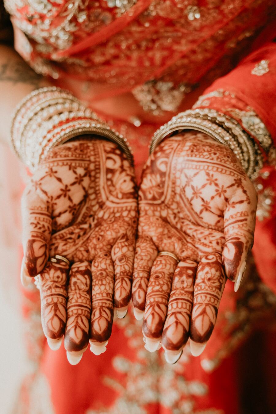 Diseño de henna en las palmas de la novia