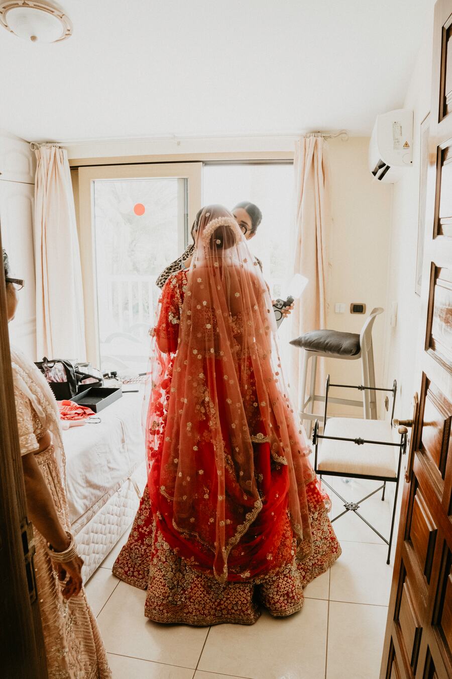 La novia vista desde atrás durante los preparativos